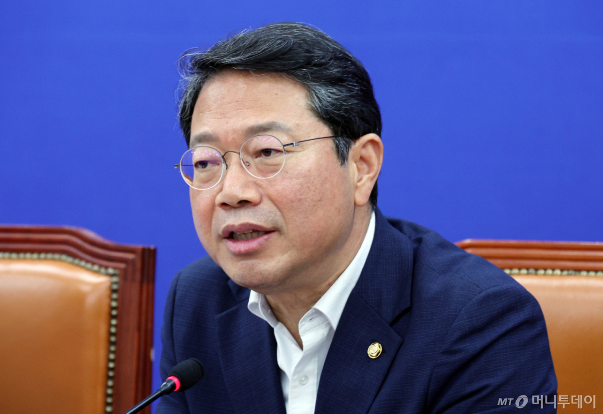 [서울=뉴시스] 최진석 기자 = 법무부 장관 후보자로 지명된 김승원 더불어민주당 의원이 30일 여의도 국회에서 열린 조희대 대법원장 불출석 사유서 제출 관련 기자간담회에서 발언하고 있다. 2026.08.30. myjs@newsis.com /사진=최진석