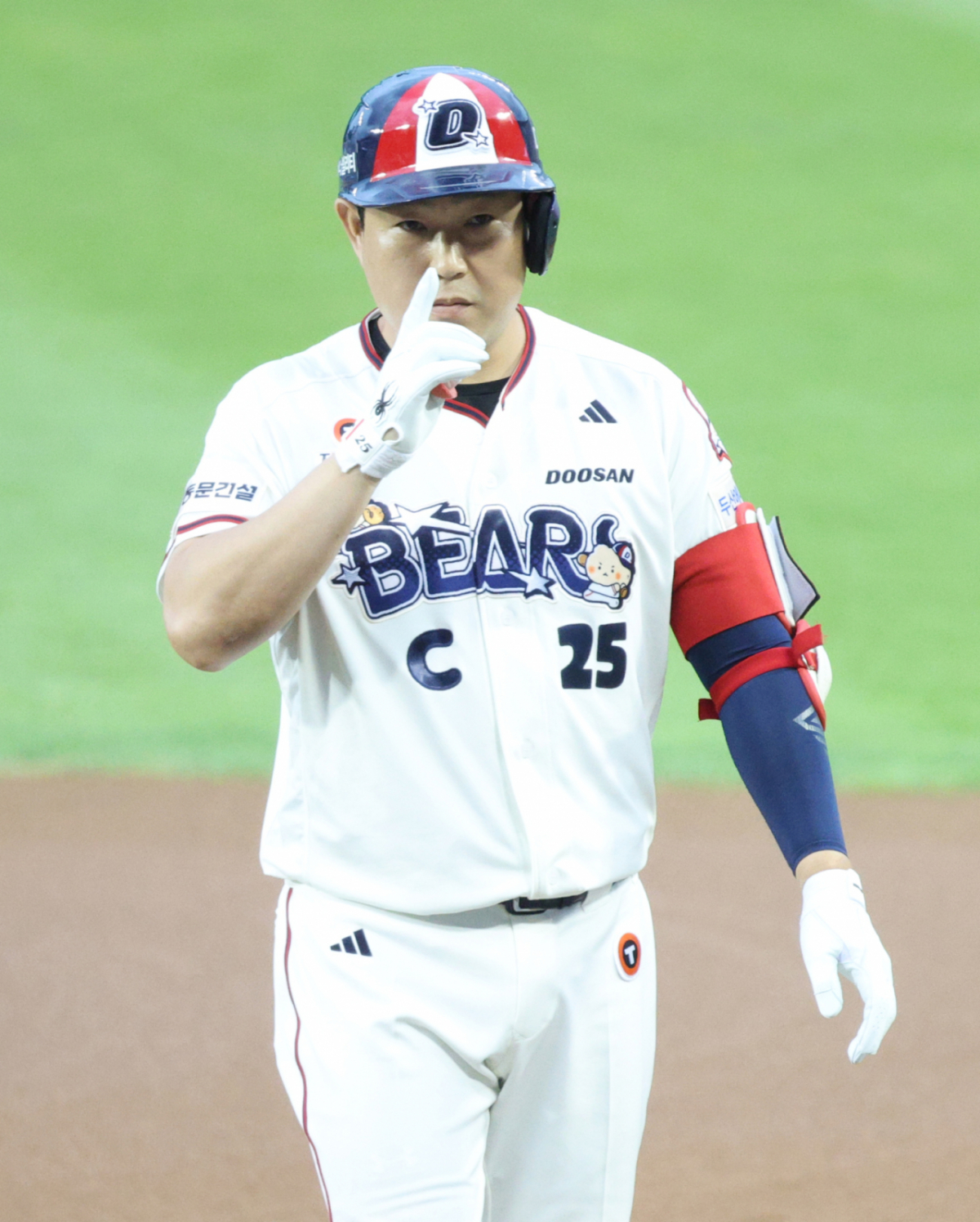 2026 신한 SOL KBO리그 두산 베어스 대 키움 히어로즈 경기가 30일 서울 잠실야구장에서 열렸다.  두산 양의지가 1회말 무사 2,3루에서 2타점 적시타를 날리고 출루한 후 세리머니를 하고 있다. /사진=김진경 kim.jinkyung@
