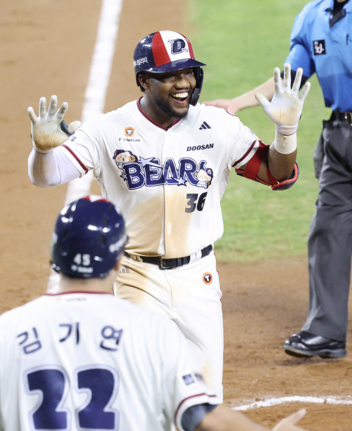 2026 신한 SOL KBO리그 두산 베어스 대 키움 히어로즈 경기가 30일 서울 잠실야구장에서 열렸다.  두산 세베리노가 6회말 1사 1루에서 중월 2점 홈런을 날리고 홈인하고 있다. /사진=김진경 kim.jinkyung@