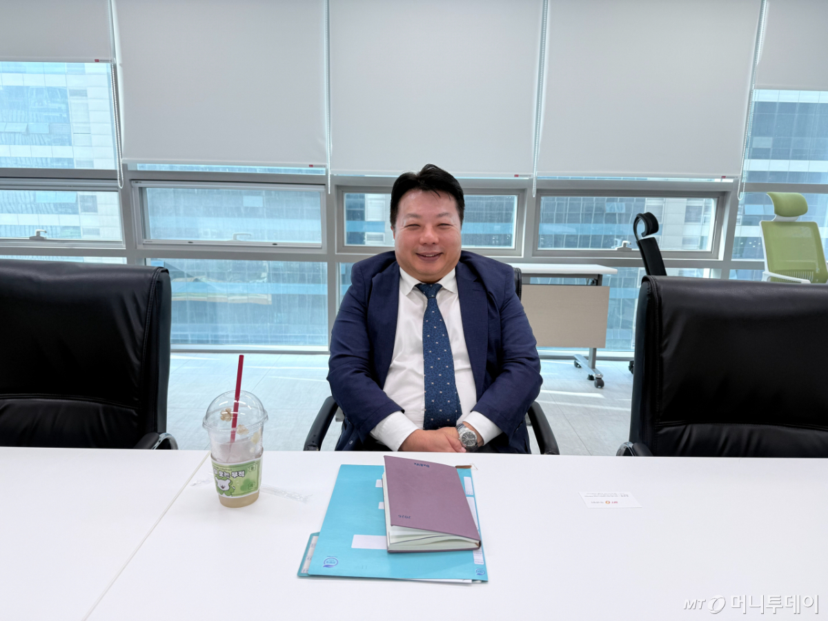 백상훈 DXVX Vx(백신부문) 연구본부장 전무가 지난 26일 서울 금천구에 위치한 DXVX 본사에서 진행한 머니투데이와의 인터뷰에서 기념사진을 촬영하고 있다./사진=김선아 기자