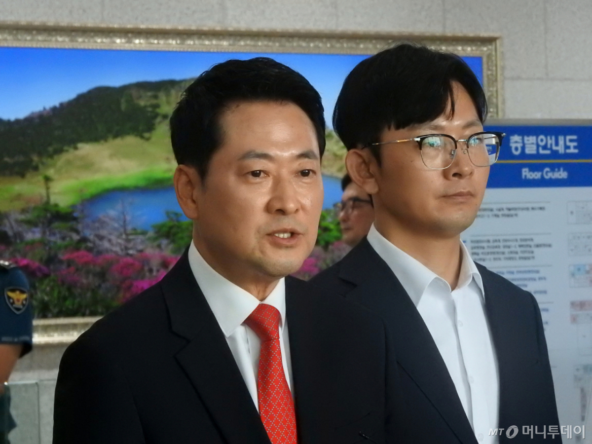 [제주=뉴시스] 김수환 기자 = 28일 오후 4시30분 제주 실종신고 허위종결 사건과 관련해 제주경찰청을 찾은 장동혁 국민의힘 대표가 고평기 청장 면담 후 취재진과 만나 발언하고 있다. 2026.08.28. /사진=김수환