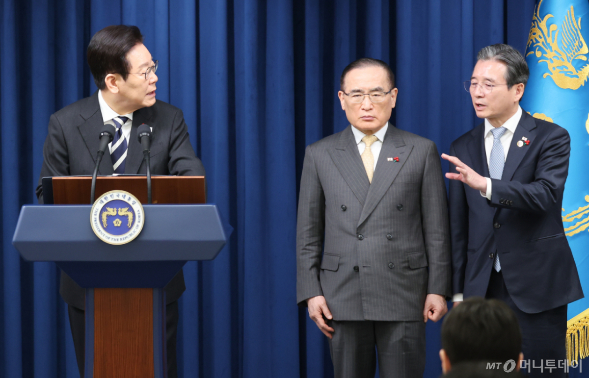 (서울=뉴스1) 허경 기자 = 이재명 대통령이 3일 서울 용산 대통령실 청사에서 ‘빛의 혁명 1주년, 대통령 대국민 특별성명’을 발표한 뒤 취재진 질문에 김용범 정책실장(오른쪽)과 대화하고 있다. 2025.12.3/뉴스1 Copyright © 뉴스1. All rights reserved. 무단 전재 및 재배포, AI학습 이용 금지. /사진=(서울=뉴스1) 허경 기자
