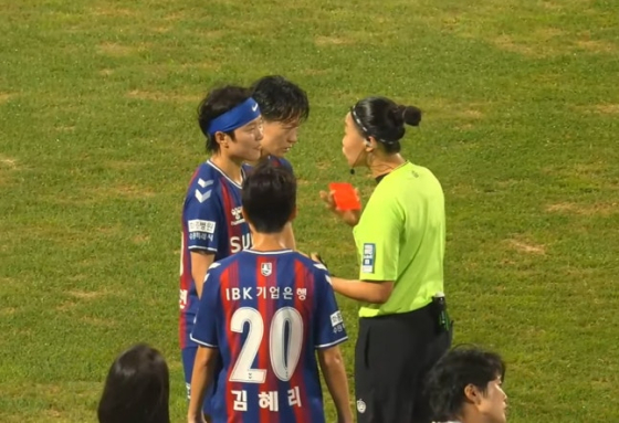 28일 수원종합운동장에서 열린 수원FC 위민과 서울시청의 WK리그 경기에서 대화를 나누고 있는 수원FC 위민 지소연(왼쪽)과 배선영 심판. 지소연이 물병을 던지며 항의하자 배 심판은 주머니에서 레드카드를 꺼낸 채 지소연과 대화를 나눴으나, 지소연에게 레드카드를 주진 않았다. /사진=한국여자축구연맹 유튜브 영상 캡처