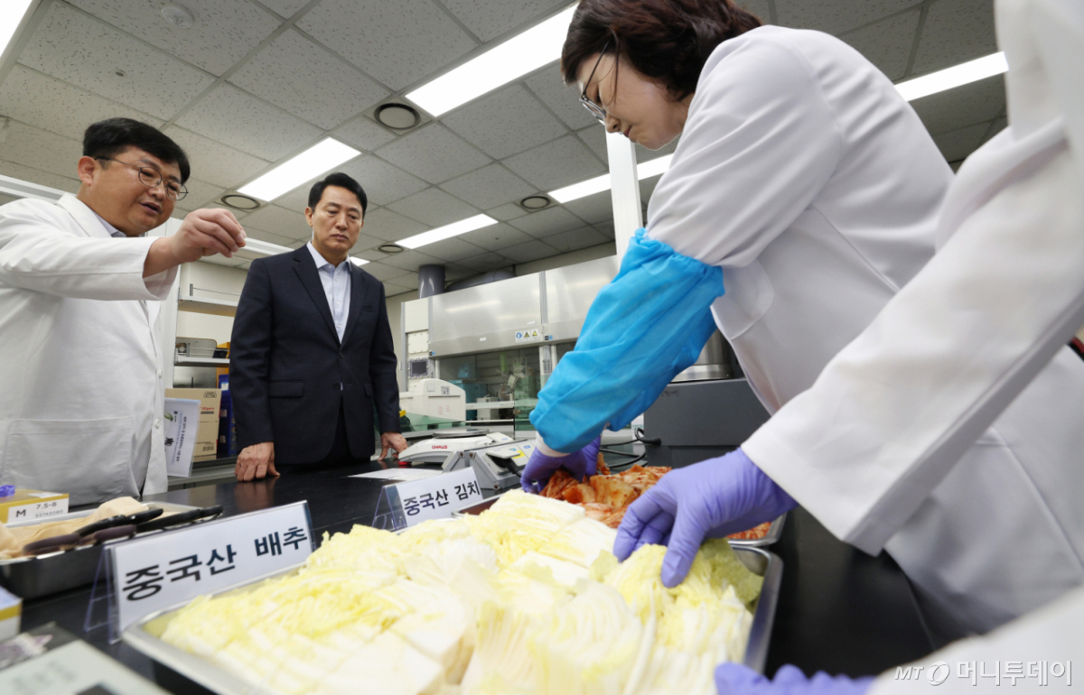 [서울=뉴시스] 박주성 기자 = 오세훈 서울시장이 31일 서울 서초구 보건환경연구원에서 박주성 보건환경연구원장에게 중국산 김치 관련 안전성 검사 현황에 대해 보고를 받고 있다. (공동취재) 2026.08.31. photo@newsis.com /사진=