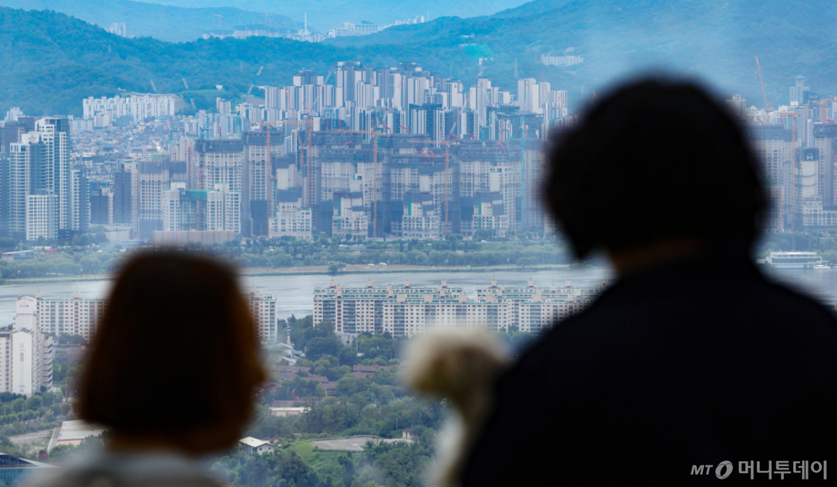 [서울=뉴시스] 김명년 기자 = 30일 서울 시내 아파트 단지가 보이고 있다. 부동산R114에 따르면 8월 넷째 주 서울 아파트 매매가격은 전주 대비 0.16% 상승했다. 전셋값도 0.11% 오르며 매매·전세가격이 동반 상승세를 이어갔다. 2026.08.30. kmn@newsis.com /사진=김명년