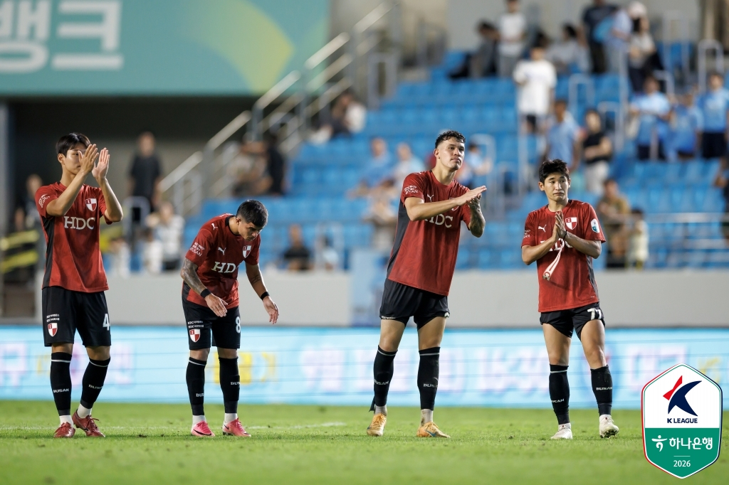 부산 아이파크 선수단이 대구FC전이 끝난 뒤 원정팬들에게 인사하고 있다. /사진=한국프로축구연맹 제공