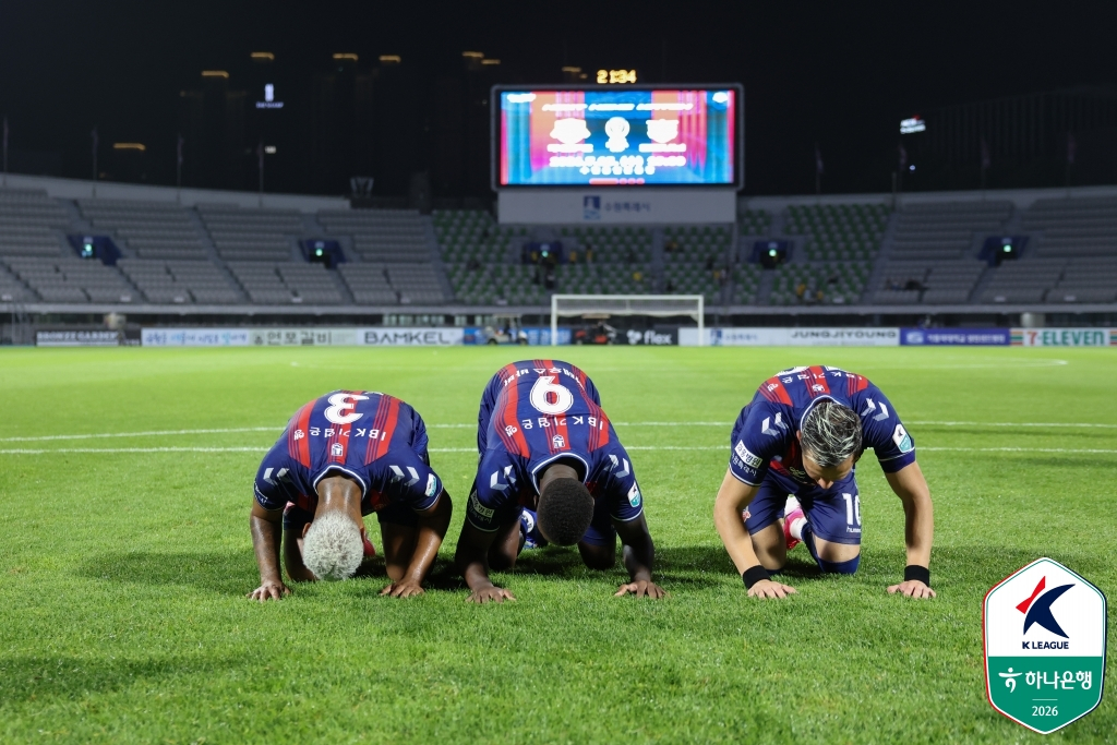절을 하는 델란(왼쪽부터), 마테우스 바비, 프리조. /사진=한국프로축구연맹 제공