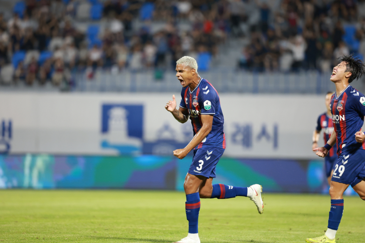 델란이 30일 오후 7시 30분 수원종합운동장에서 열린 하나은행 K리그2 2026 24라운드 경기 중 수원FC 구단 700호골을 넣고 포효하고 있다. /사진=수원FC 제공