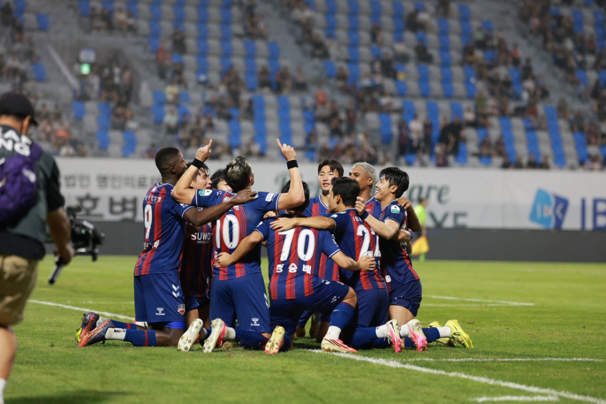 수원FC 선수들이 30일 오후 7시 30분 수원종합운동장에서 열린 하나은행 K리그2 2026 24라운드 중 두 번째 골을 터트린 뒤 세리머니하고 있다. /사진=수원FC 제공