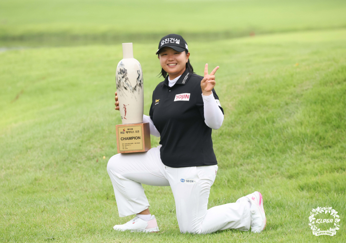 신다인이 우승 트로피와 함꼐 포즈를 취하고 있다. /사진=KLPGA 제공