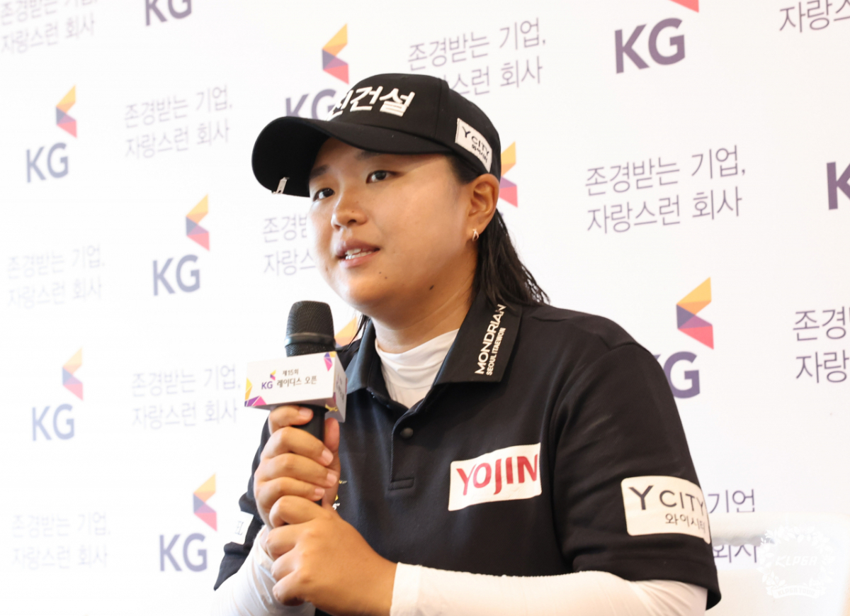 우승 인터뷰에서 취재진의 질문에 답변하는 신다인. /사진=KLPGA 제공