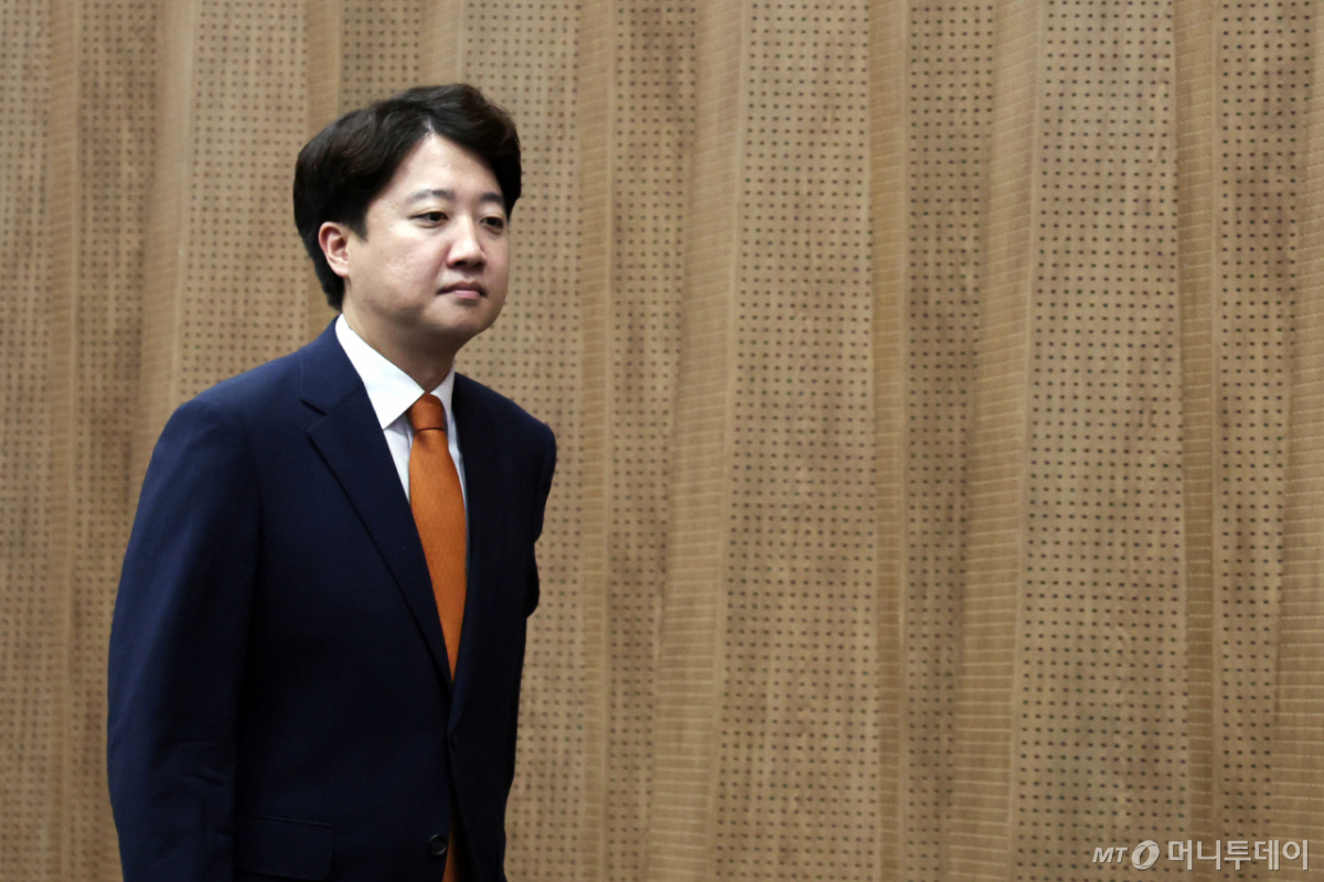 (서울=뉴스1) 황기선 기자 = 이준석 개혁신당 대표가 26일 오전 서울 여의도 국회 소통관에서 당대표 사퇴 기자회견을 위해 발걸음을 옮기고 있다. 2026.8.26/뉴스1 Copyright © 뉴스1. All rights reserved. 무단 전재 및 재배포, AI학습 이용 금지. /사진=(서울=뉴스1) 황기선 기자