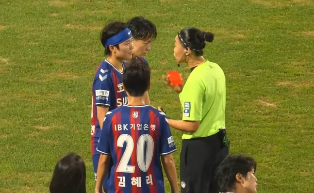 지난 28일 열린 수원FC 위민과 서울시청의 WK리그 경기에서 대화를 나누고 있는 수원FC 위민 지소연(왼쪽)과 배선영 심판. /사진=한국여자축구연맹 유튜브 영상 캡처