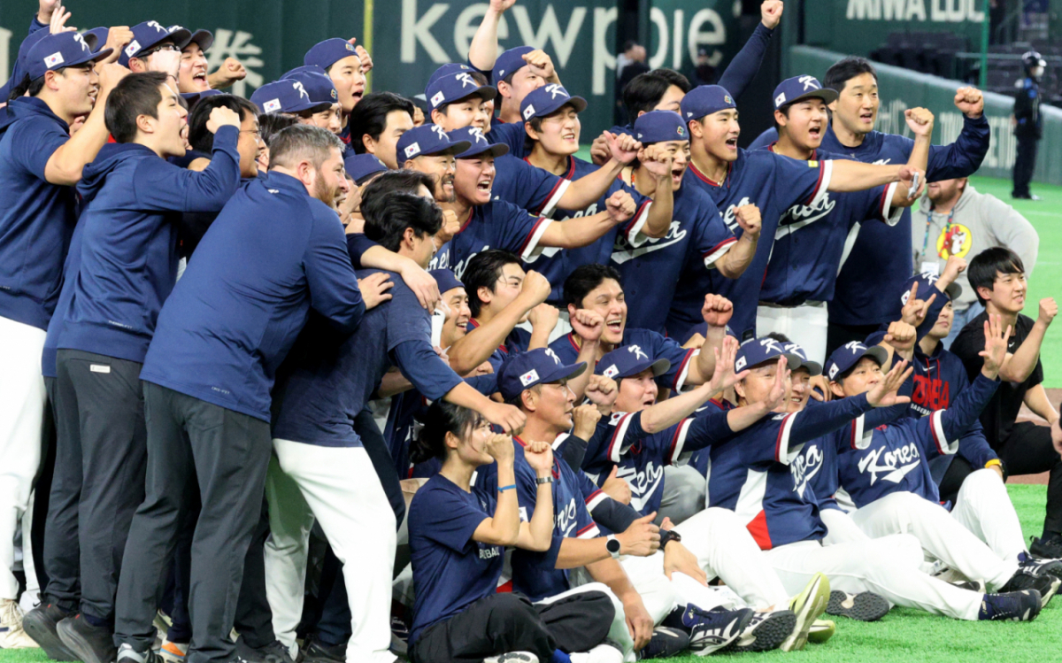 야구대표팀 선수들이 3월 9일 도쿄돔에서 열린 2026 WBC 도쿄 POOL 대한민국과 호주 경기에서 7-2로 승리하며 본선행을 확정하고 기념 촬영을 하고 있다.지었다. /사진=강영조 선임기자