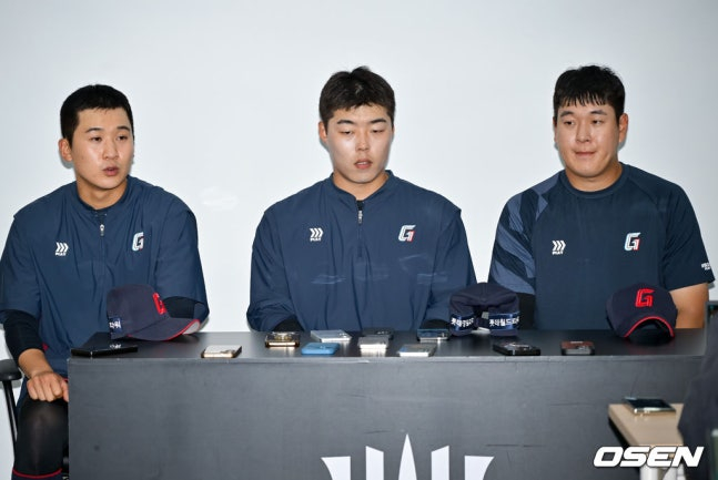 해외 불법 도박으로 징계를 받았던 롯데 김세민(왼쪽부터), 고승민, 나승엽이 복귀를 앞두고 기자회견에서 사과의 뜻을 나타내고 있다.