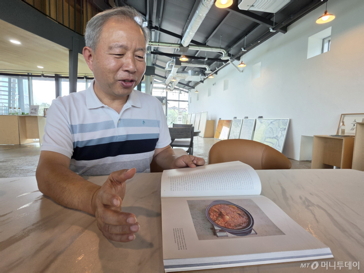 전대경 미듬영농조합법인 대표가 경기 평택시 신리마을의 콩 재배 역사에 대해 설명하고 있다. /사진=이수현 기자