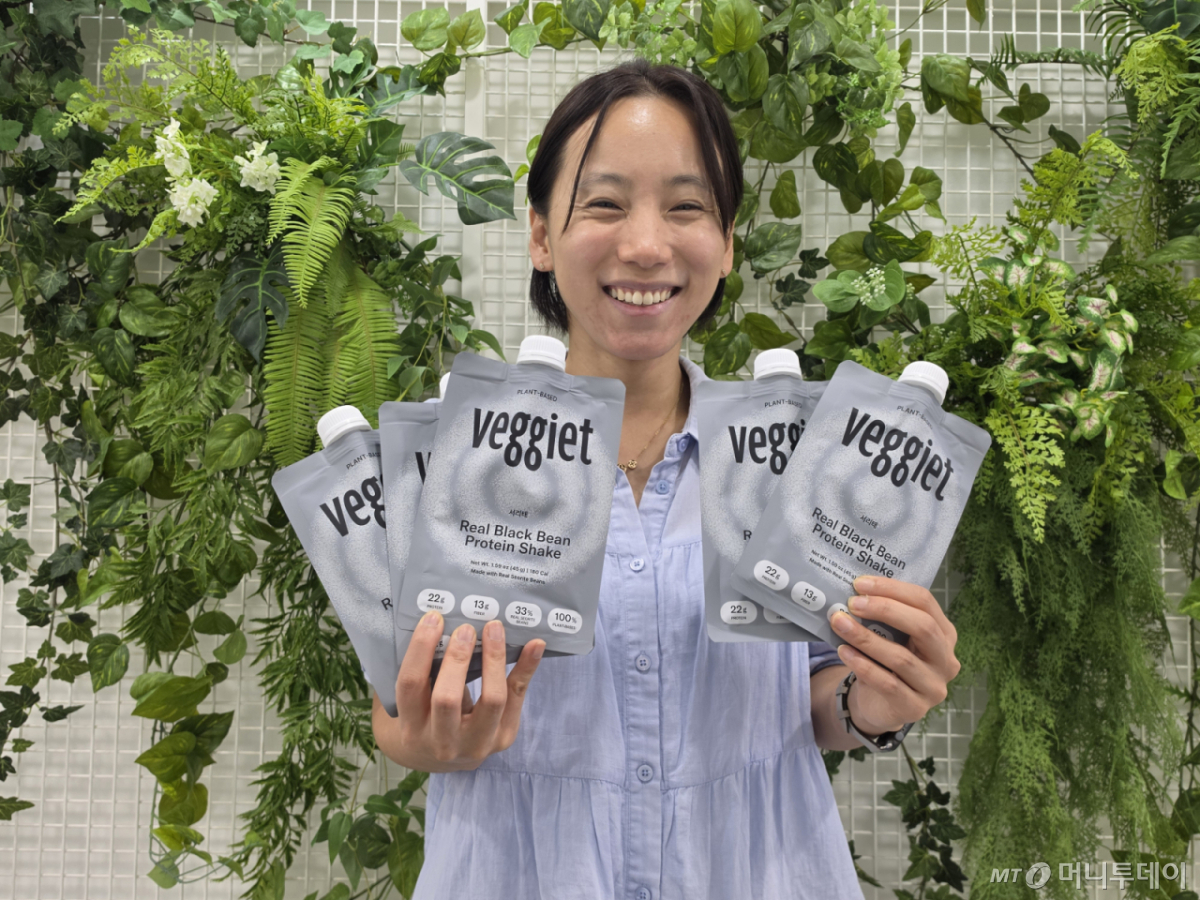 24일 대전 유성구 도룡동 사무실에서 휴닉 박진아 대표가 국산 서리태를 활용한 식물성 단백질 쉐이크 제품을 선보이고 있다. /사진=이수현 기자