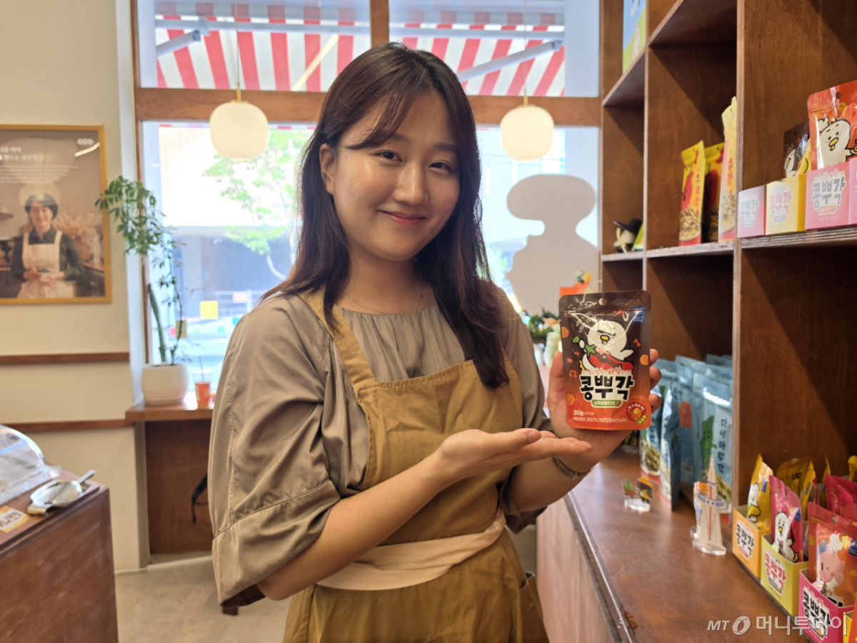 24일 대전 콩드슈 매장에서 서동아 대표가 국산콩으로 만든 콩부각 제품을 소개하고 있다. /사진=이수현 기자