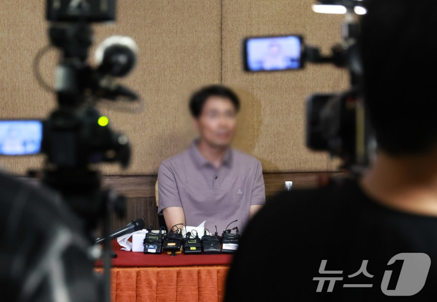 '네팔 대홍수' 현장에서 고립됐다 구조된 두산에너빌리티 현장소장이 30일(현지 시간) 네팔 카트만두의 한 호텔에서 기자회견을 열고 "거센 물보라로 시야를 확보 할 수 없었다"고 당시 상황을 전했다. / 카트만두=뉴스1