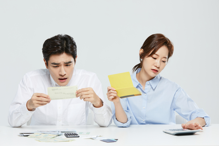 경제적으로 여유로운 친정 부모의 용돈을 줄여 형편이 어려운 시부모에게 더 주자는 남편의 요구로 갈등을 겪고 있다는 여성의 사연이 화제다. 기사 내용과 관련이 없는 자료사진./사진=게티이미지뱅크