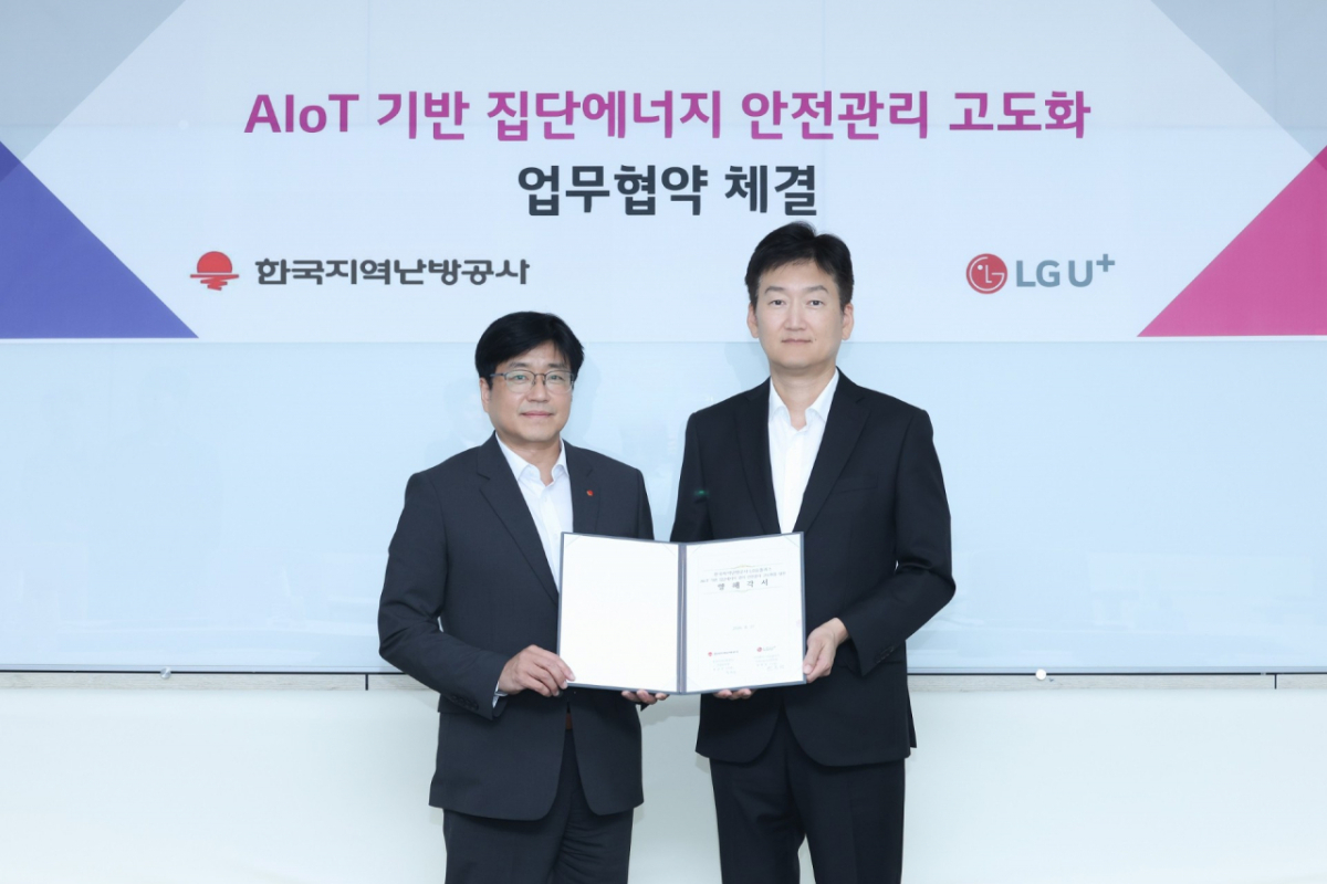 권용현 LG유플러스 엔터프라이즈 부문장(부사장, 오른쪽), 정남성 한국지역난방공사 본부장이 31일 서울 용산구 LG유플러스 용산사옥에소 MOU 체결 후 기념 촬영을 하고 있다. /사진제공=LG유플러스