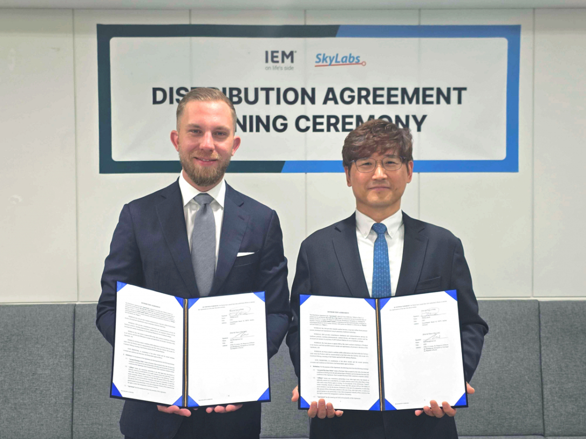 이병환 스카이랩스 대표(오른쪽)와 토마스 코르트(Thomas Korth) IEM GmbH CEO가 '병·의원용 CART 혈압계'의 유럽 공급 계약을 체결한 후 기념 촬영을 하고 있다./사진= 스카이랩스