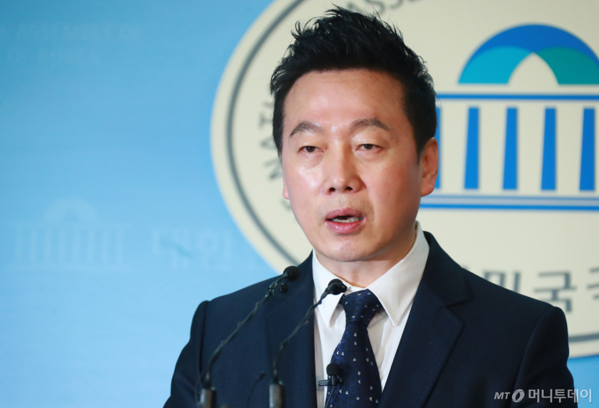 정봉주 전 의원이 27일 오전 서울 여의도 국회 정론관에서 이명박 전 대통령(MB)의 BBK 관련 의혹 제기로 기소됐던 사건에 대해 무죄를 주장하며 재심을 청구하겠다고 밝히고 있다. /사진=이동훈 기자 /사진=이동훈 기자 photoguy@