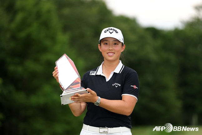 인뤄닝이 31일 미국 매사추세츠주 노턴 TPC 보스턴(파72)에서 열린 미국여자프로골프(LPGA) 투어 FM 챔피언십 4라운드에서 우승을 차지하고 트로피를 들어올리고 있다. /AFPBBNews=뉴스1