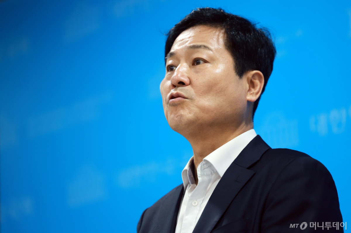 (서울=뉴스1) 이호윤 기자 = 김영배 더불어민주당 서울시당위원장이 22일 서울 여의도 국회 소통관에서 오세훈 서울시장과의 주택 공급 관련 오찬 회동 브리핑을 하고 있다. 2026.8.22/뉴스1 Copyright © 뉴스1. All rights reserved. 무단 전재 및 재배포, AI학습 이용 금지. /사진=(서울=뉴스1) 이호윤 기자