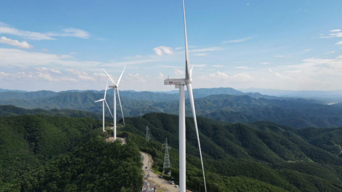 경북 의성군 황학산 풍력발전단지에 설치된 6.6㎿ 규모의 풍력발전기./사진제공=SK이터닉스