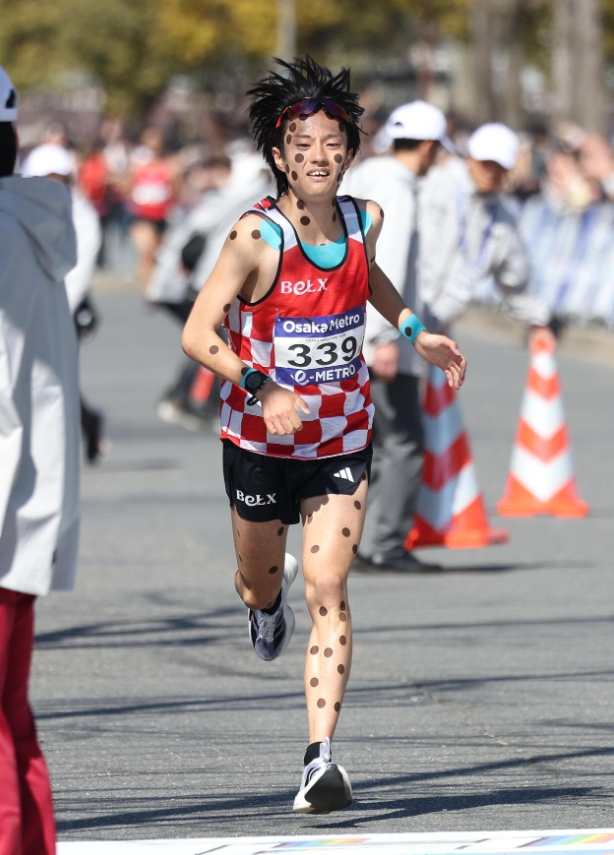 일부 일본 마라톤 선수들이 목과 얼굴, 다리 등에 '검은색 원형 테이프'를 붙이고 경기에 나서 화제다./사진=닛칸스포츠 화면 갈무리.