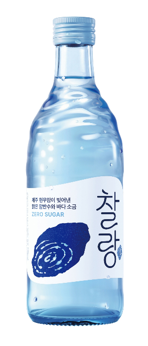 오비맥주가 청정 화산암반수로 만든 고품질 소주 '찰랑'을 국내 출시한다고 밝혔다./ 사진제공=오비맥주