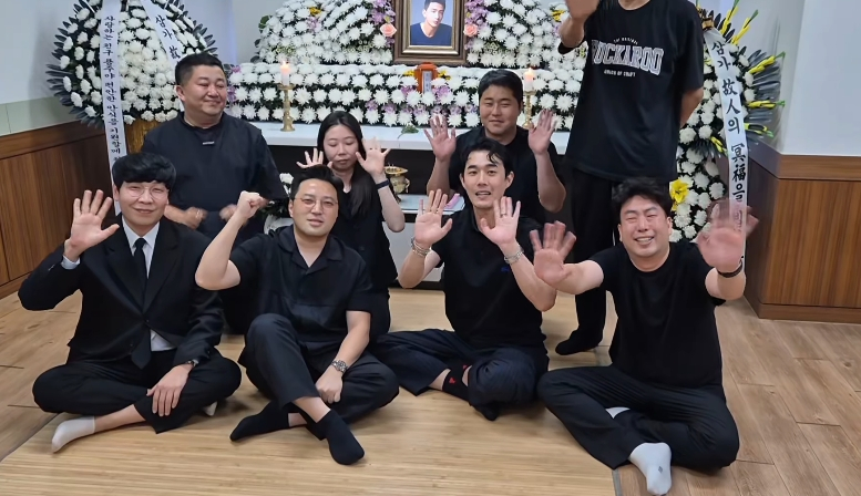 '푸른거탑' 배우 김호창(왼쪽 앞에서 세 번째)이 故 이용주 영정 앞에서 웃으며 포즈를 취했다. /사진=김용주 인스타그램