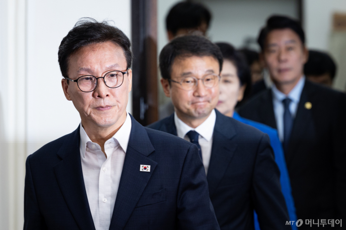 (서울=뉴스1) 유승관 기자 = 김민석 더불어민주당 대표와 한병도 원내대표를 비롯한 지도부가 31일 서울 여의도 국회에서 열린 최고위원회의에 참석하고 있다. 2026.8.31/뉴스1 Copyright © 뉴스1. All rights reserved. 무단 전재 및 재배포, AI학습 이용 금지. /사진=(서울=뉴스1) 유승관 기자