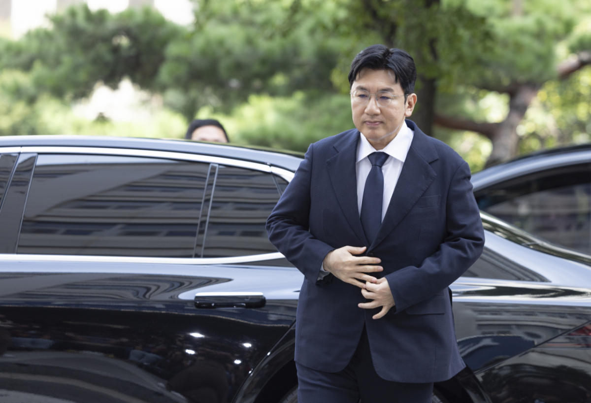 방시혁 하이브 의장이 지난해 9월15일 오전 서울 마포구 서울경찰청 광역수사단 금융범죄수사대에서 조사를 받기 위해 출석하고 있다. 방 의장은 하이브 상장 전인 2019년 기존 하이브 투자자들에게 기업공개(IPO) 계획이 없다고 한 뒤 자신과 관계있는 사모펀드가 설립한 특수목적법인(SPC)에 지분을 팔도록 한 혐의를 받는다. /사진=뉴시스.
