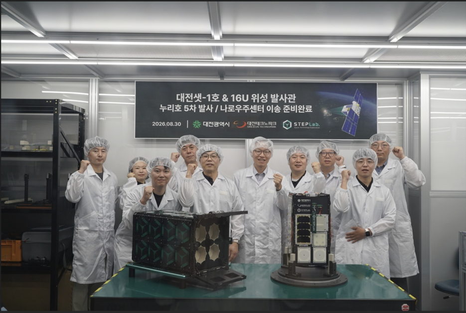 대전지역 우주산업 관련기업 관계자들이 초소형위성 '대전샛'(SAT) 앞에서 기념촬영했다. /사진제공=대전시
