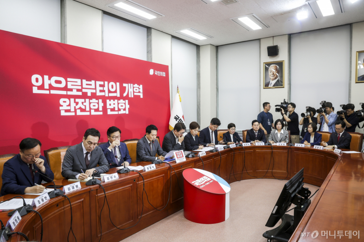 [서울=뉴시스] 정병혁 기자 = 장동혁 국민의힘 대표가 31일 서울 여의도 국회에서 열린 최고위원회의에서 발언하고 있다. 2026.08.31. jhope@newsis.com /사진=정병혁