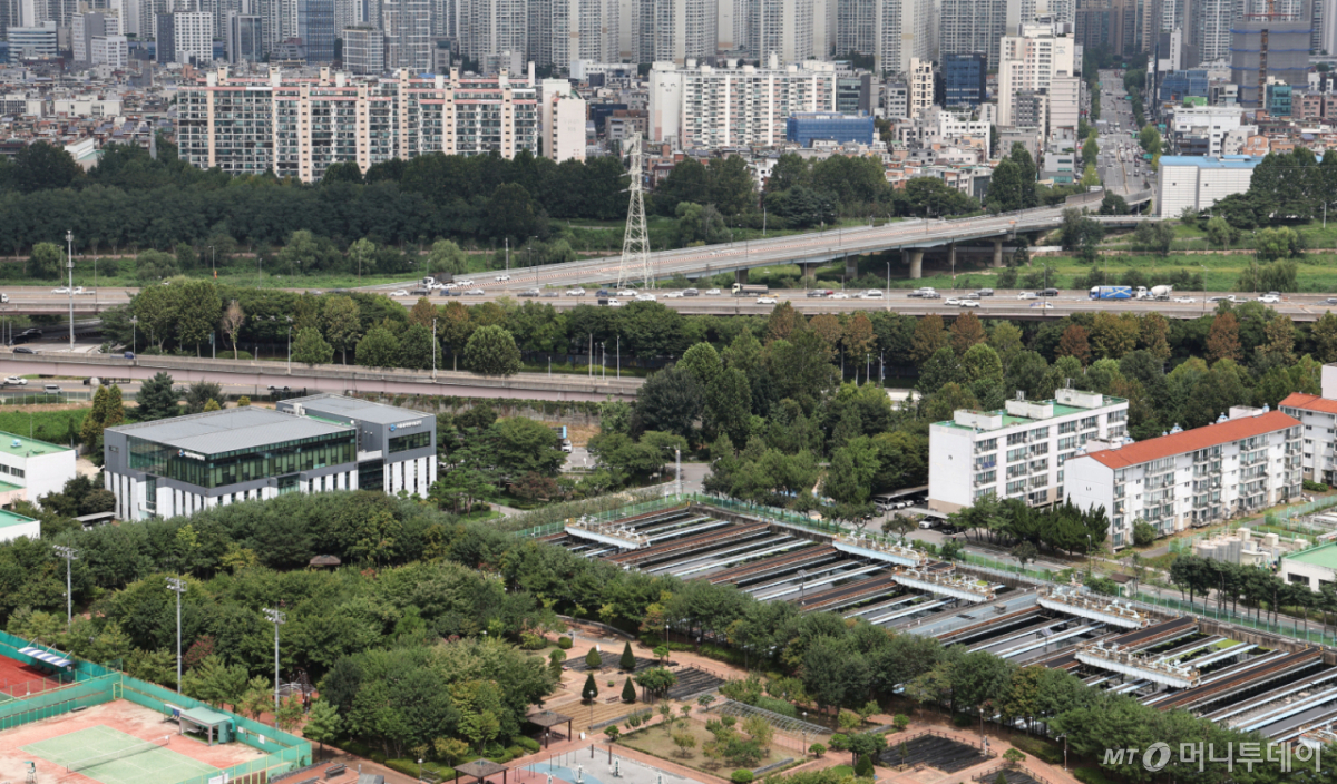 (서울=뉴스1) 이종수 기자 = 사진은 이날 서울 강남구 탄천물재생센터와 마루공원 일대 모습. 2026.8.26/뉴스1  Copyright © 뉴스1. All rights reserved. 무단 전재 및 재배포,  AI학습 이용 금지. /사진=(서울=뉴스1) 이종수 기자