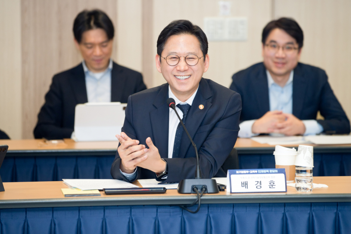 배경훈 부총리 겸 과학기술정보통신부 장관이 지난 3월 서울 종로구 광화문교보빌딩 국가과학기술자문회의 대회의실에서 열린 '과기정통부-교육부 인재정책 온(溫)담회' 에서 발언하고 있다. /사진=과학기술정보통신부 제공