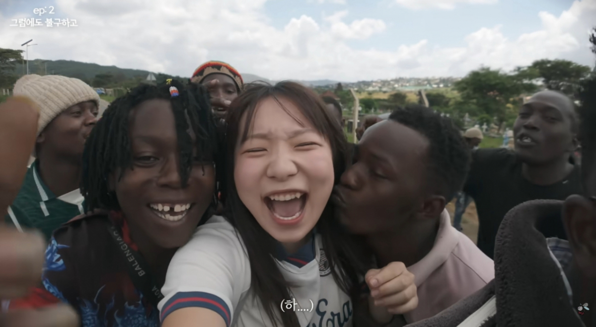 구독자 44만명을 보유한 여행 유튜버 '모르는지(본명 안은지)'가 아프리카를 홀로 여행하는 영상이 뒤늦게 재조명되고 있다. /사진=모르는지 유튜브 영상 갈무리