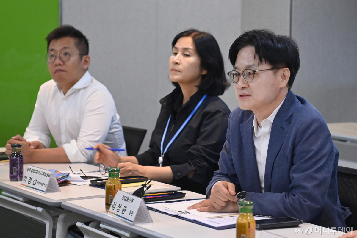 김정관 산업통상부 장관이 15일 제주시 제주첨단과학기술단지에서 제주국제자유도시개발센터, 한화시스템, 페리지에어로스페이스, 카카오, 유씨엘 등 제주 지역 소재 첨단산업 분야 기업 대표 및 관계자와 제주 첨단산업 기업 간담회를 하고 있다./사진=뉴스1(산업통상부)