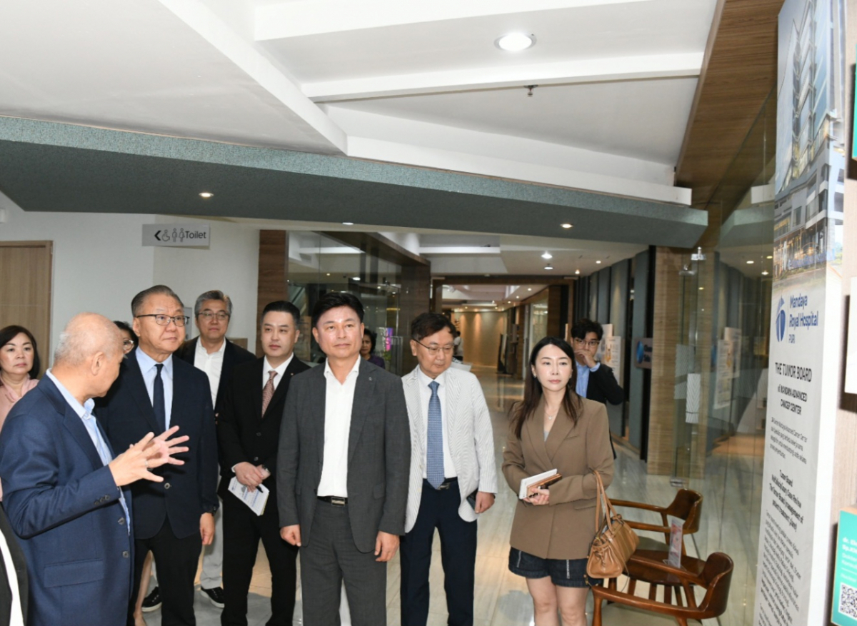 부천시 방문단이 만다야 로얄 병원 뿌리의 주요 의료시설을 둘러보고 있다./사진제공=부천시