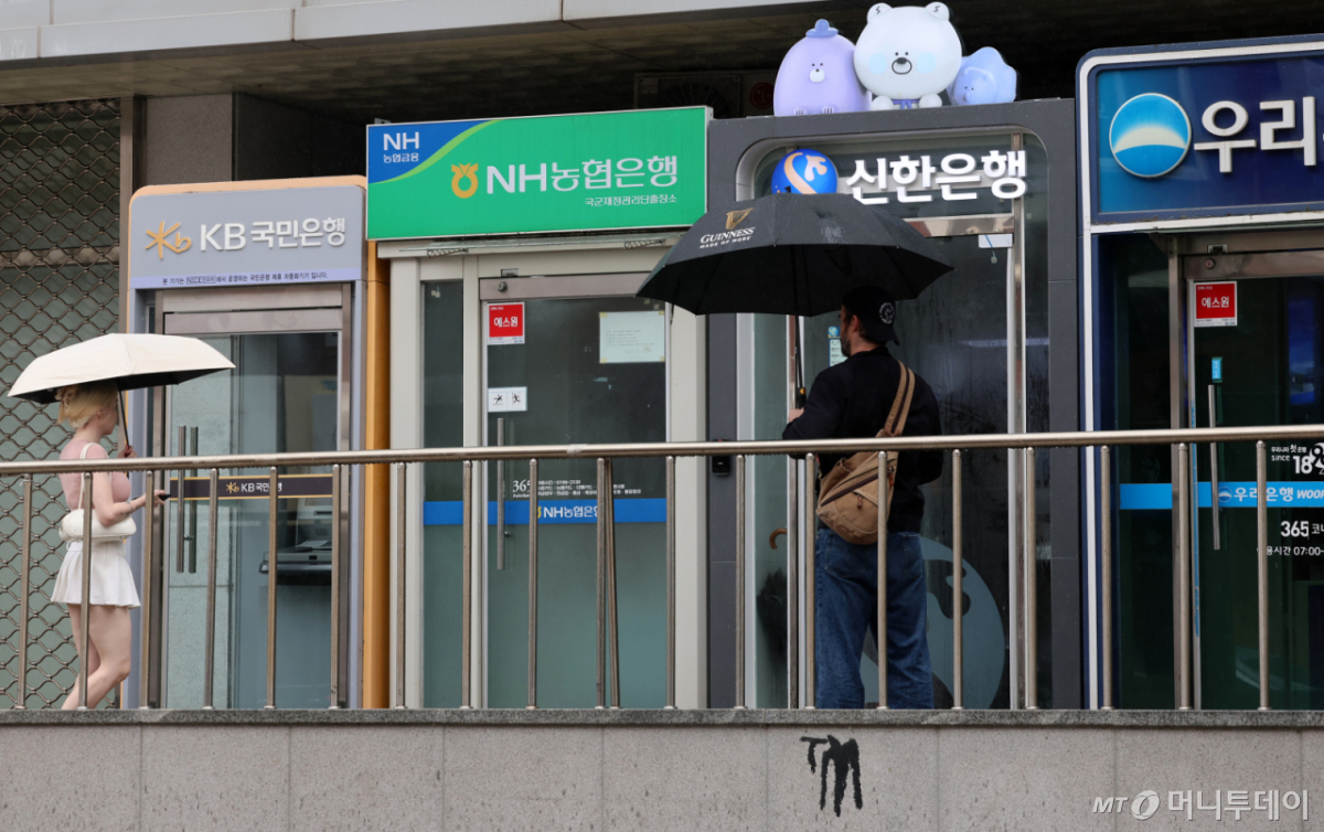 17일 서울 시내 시중은행 ATM 기기 모습. 2026.08.17. /사진=뉴시스 /사진=조성우