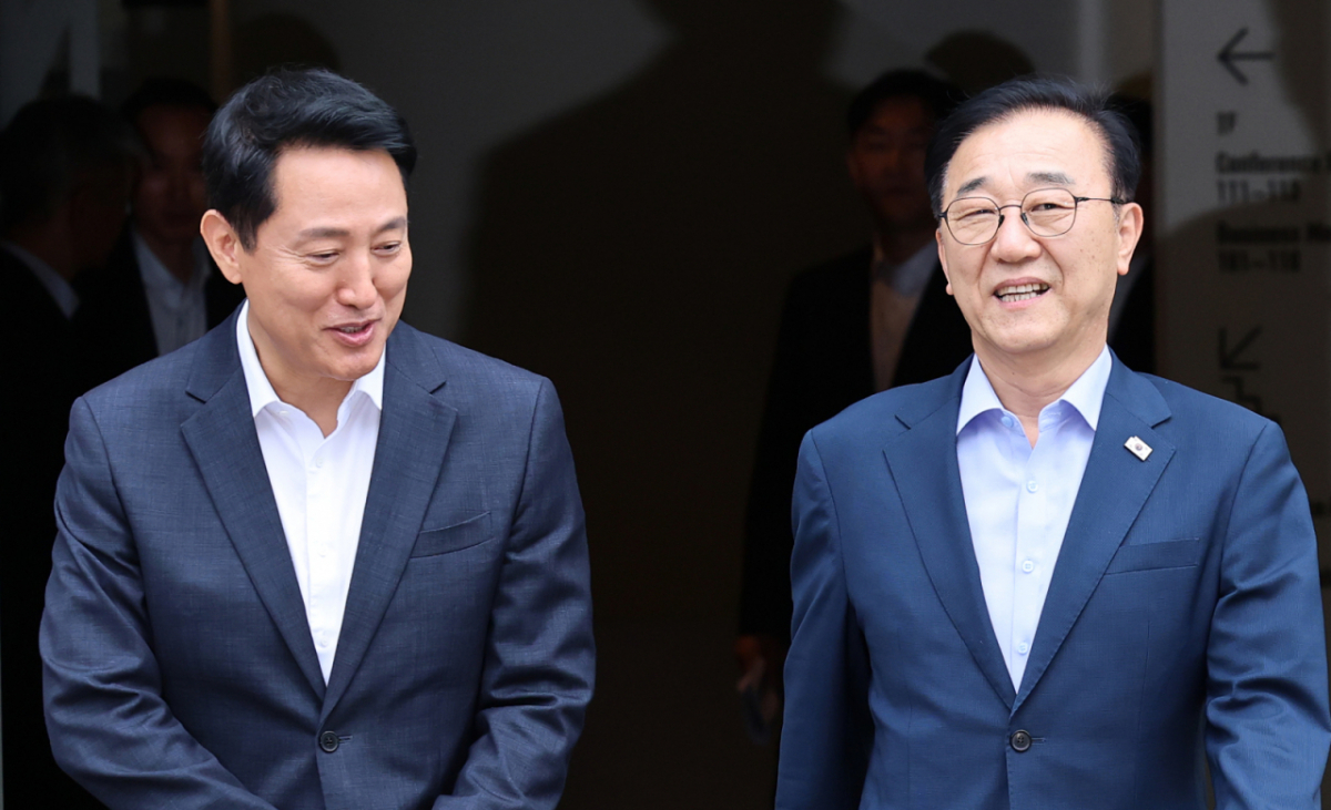 김윤덕 국토교통부 장관과 오세훈 서울시장이 26일 서울 중구 컨퍼런스하우스 달개비에서 서울 주택 공급 현안을 논의하기 위한 2차 회동을 마친 뒤 나란히 이동하고 있다./사진=뉴스1