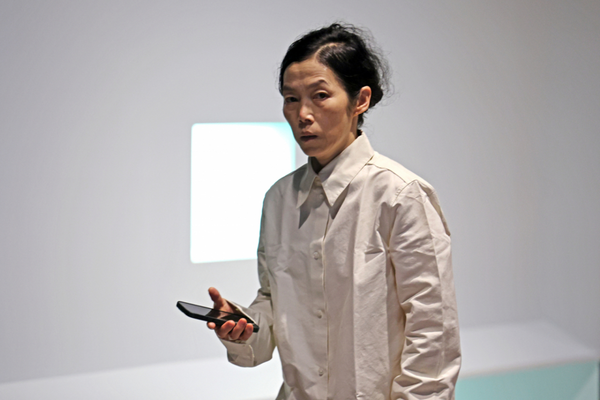 구정아 작가가 31일 서울 용산구 리움미술관에서 개인전 '구정아: 우스모스(KOO JEONG A: OUSSSMOS)' 전시장을 살펴보고 있다. / 사진 = 뉴시스 
