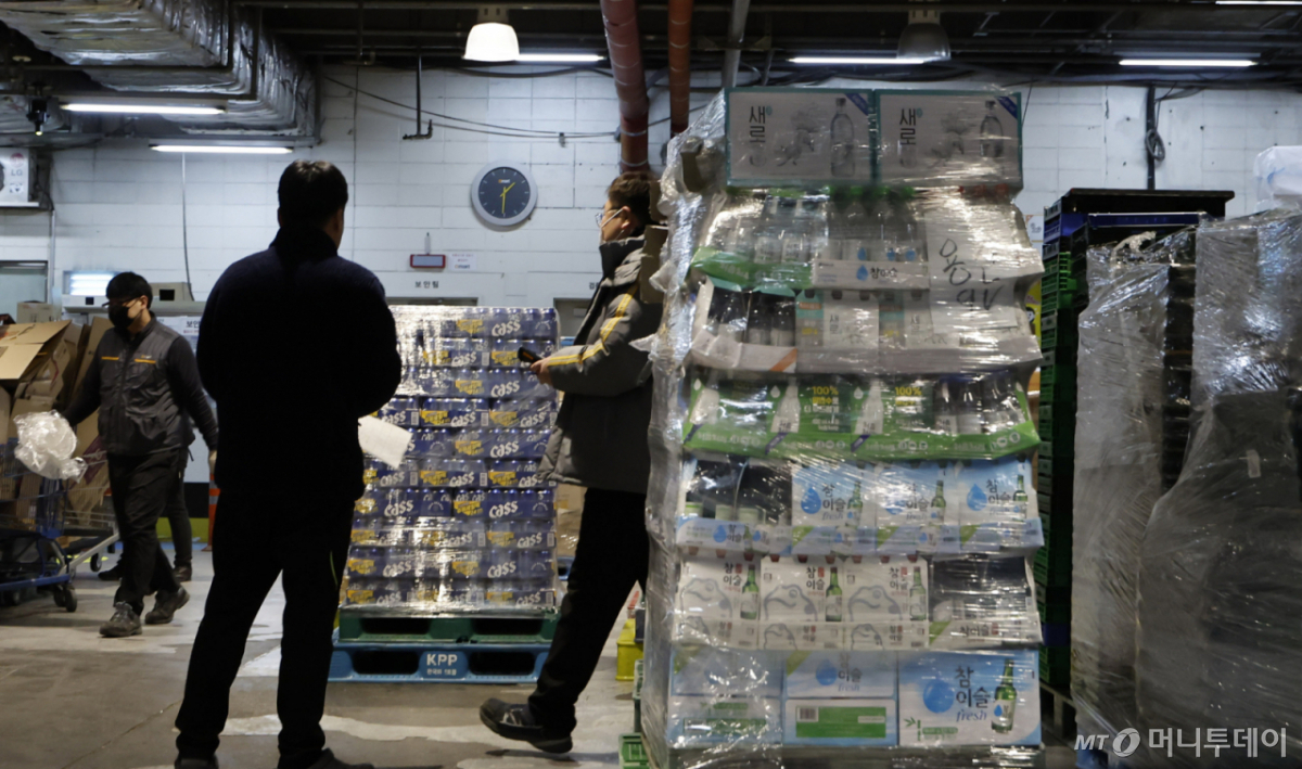 [Seoul=NEWSIS] Reporter Kim Hye-jin = On the 9th, employees were seen working at a large-scale supermarket in Seoul after the government and ruling party decided to allow early-morning delivery by large supermarkets for the first time in 14 years. The ban on early-morning delivery by large supermarkets was introduced in 2012 under the guise of protecting traditional markets and local shopping districts, as well as safeguarding workers' health rights and rest rights. However, on the 8th, the Democratic Party of Korea, the government, and Cheong Wa Dae held a high-level party-government council meeting to push for amendments to the Retail Development Industry Development Act that would allow early-morning delivery by large supermarkets. 2026.02.09. jini@newsis.com /Photo=Kim Hye-jin