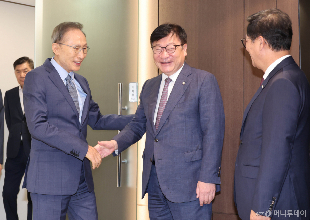 (서울=뉴스1) 국회사진기자단 = 정점식 국민의힘 원내대표가 31일 서울 서초구 영포빌딩에서 이명박 전 대통령을 예방하고 있다. 2026.8.31/뉴스1 Copyright © 뉴스1. All rights reserved. 무단 전재 및 재배포, AI학습 이용 금지. /사진=(서울=뉴스1) 국회사진기자단