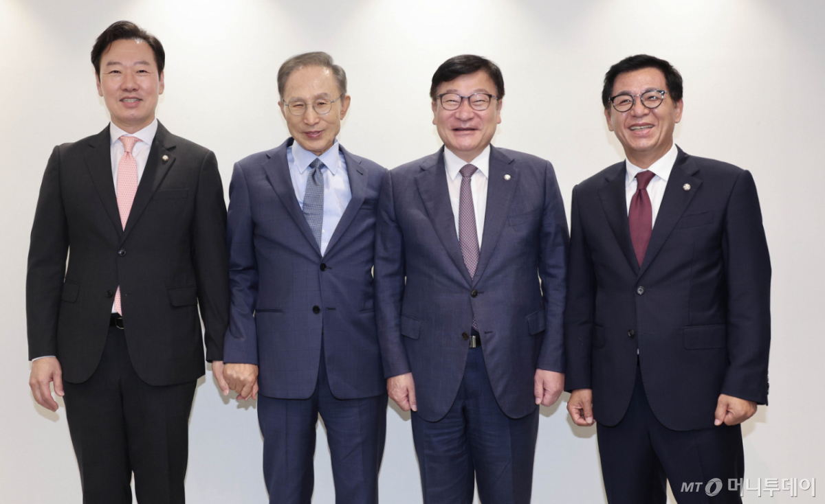 [서울=뉴시스] 국회사진기자단 = 정점식 국민의힘 원내대표가 31일 서울 서초구 이명박 전 대통령 사무실에서 이 전 대통령과 기념촬영을 하고 있다.   왼쪽부터 박수민 의원, 정 원내대표, 이 전 대통령, 이상휘 의원. 2026.08.31. photo@newsis.com /사진=