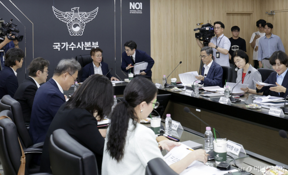 [서울=뉴시스] 최동준 기자 = 3일 서울 서대문구 경찰청 국가수사본부에서 열린 경찰 수사개혁위원회 회의에서 김남준 위원장 등 참석자들이 회의 시작을 기다리고 있다. 2026.08.03. photocdj@newsis.com /사진=최동준