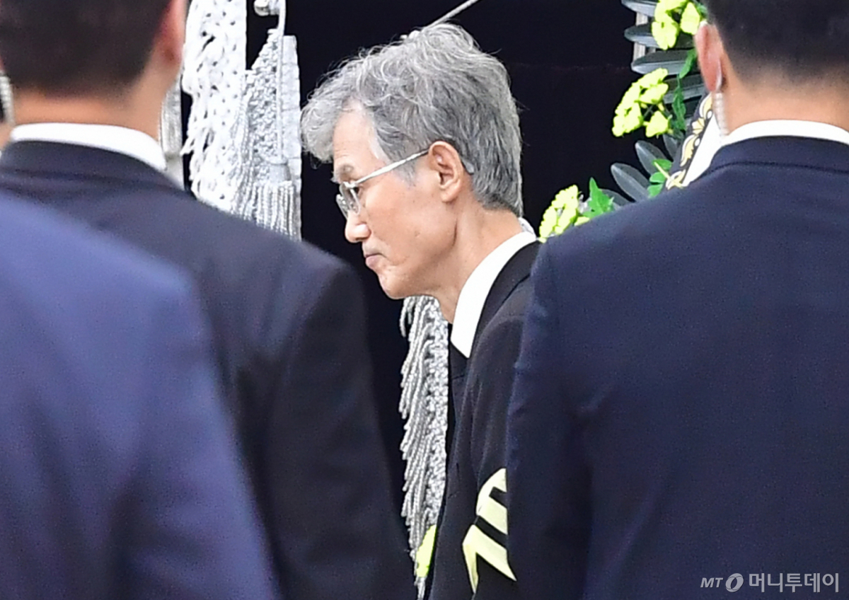 (포항=뉴스1) 최창호 기자 = 조희대 대법원장이 31일 오후 부친의 빈소가 마련된 포항성모병원 장례식장에서 조문을 마친 강훈식 대통령실 비서실장과 인사를 나누고 있다. 2026.8.31/뉴스1 Copyright © 뉴스1. All rights reserved. 무단 전재 및 재배포, AI학습 이용 금지. /사진=(포항=뉴스1) 최창호 기자